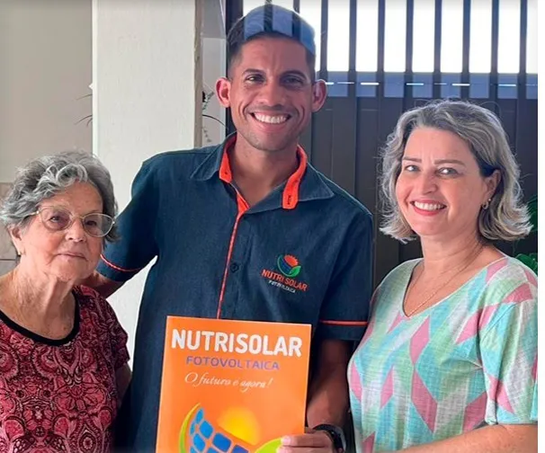 Clientes e integrantes da equipe NutriSolar com o kit do projeto